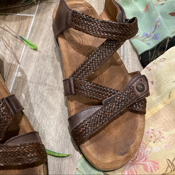 Taos brown woven leather trulie sandals - Picture 3 of 6